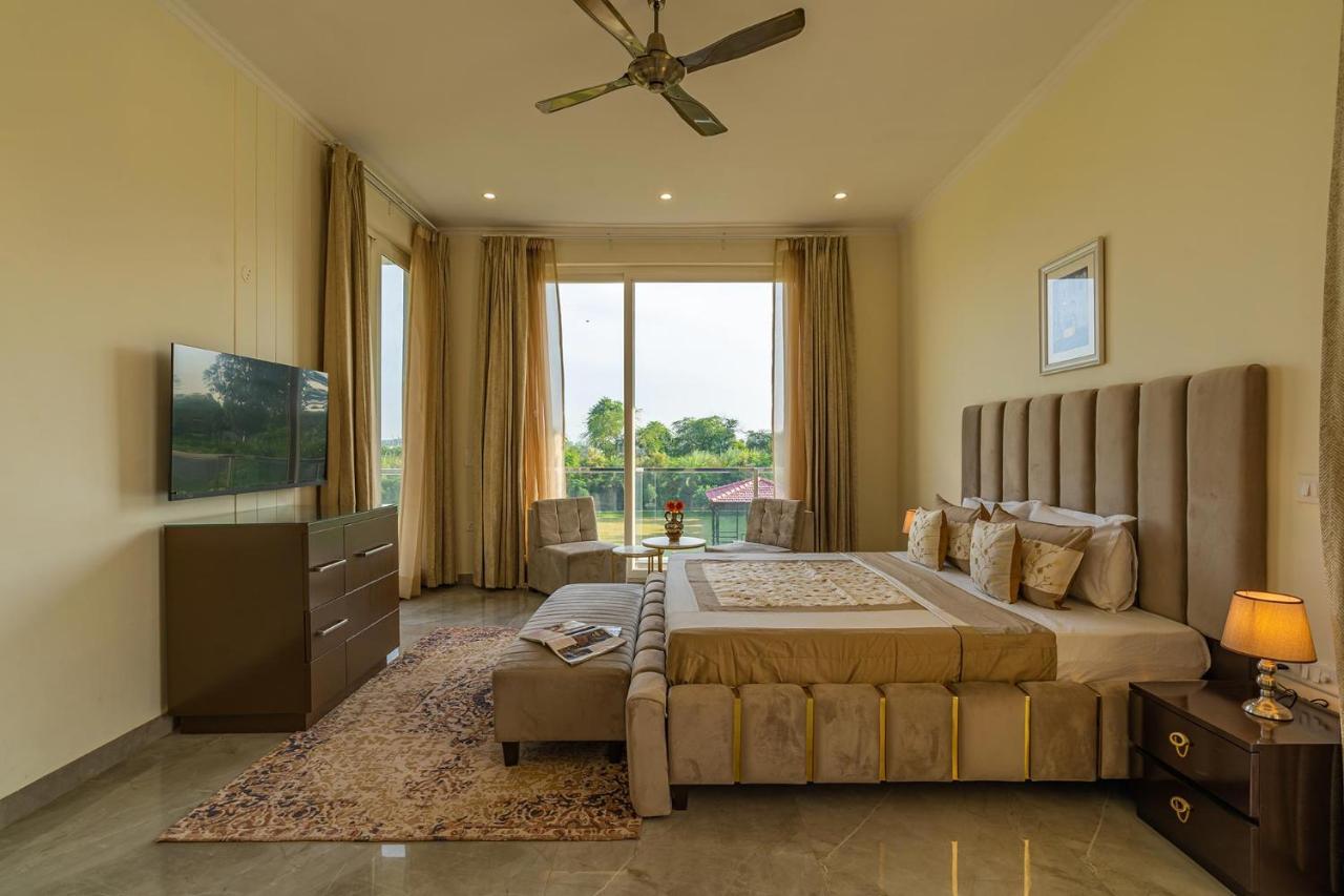 Stayvista At Blanc Belle With Outdoor Pool Sohna Luaran gambar