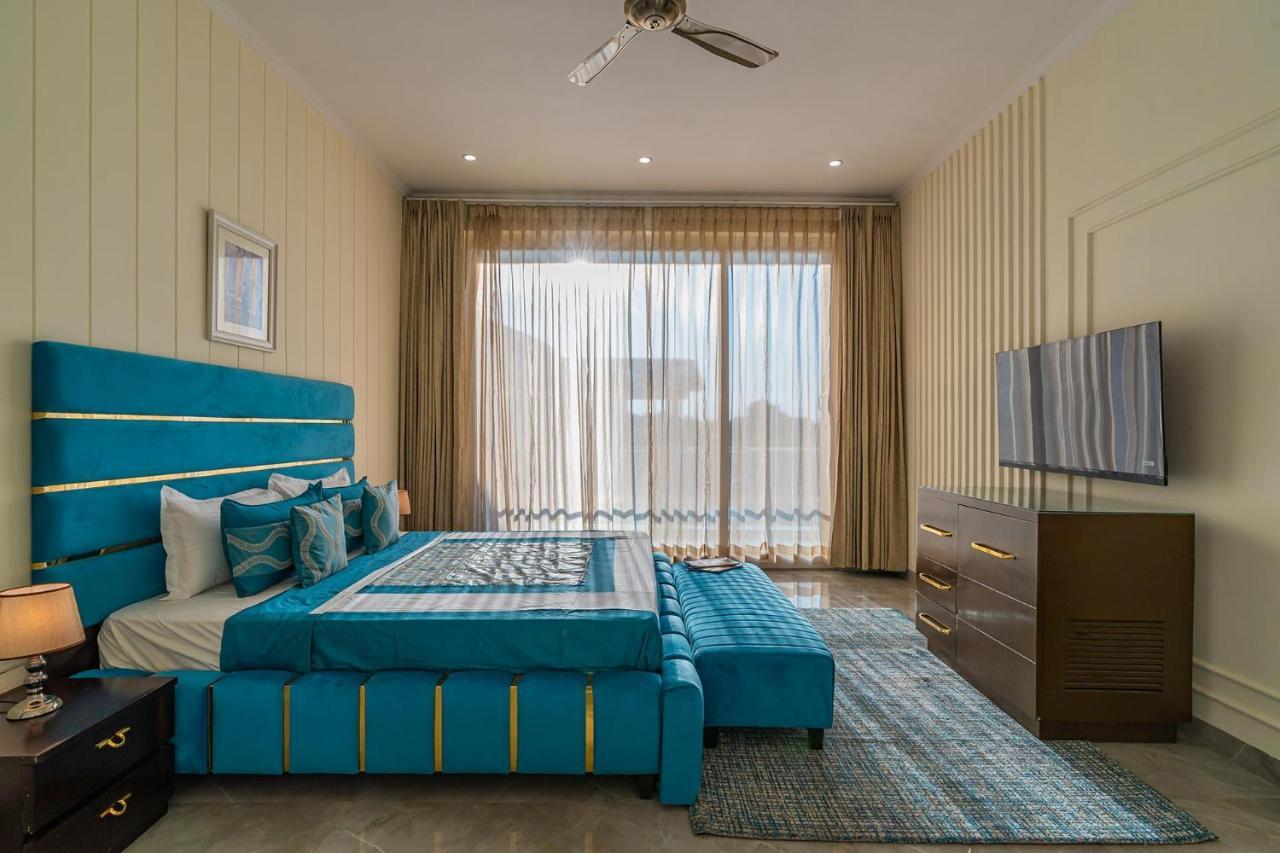 Stayvista At Blanc Belle With Outdoor Pool Sohna Luaran gambar