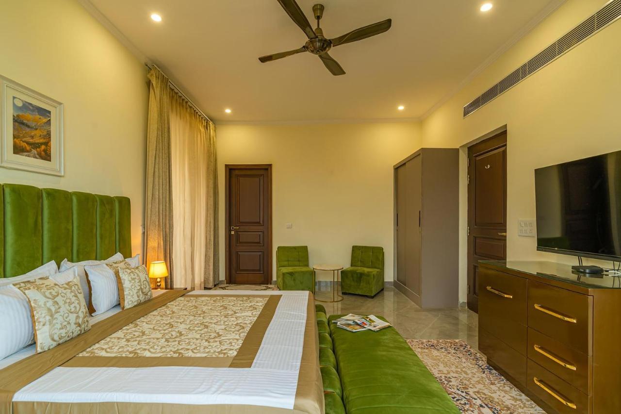 Stayvista At Blanc Belle With Outdoor Pool Sohna Luaran gambar