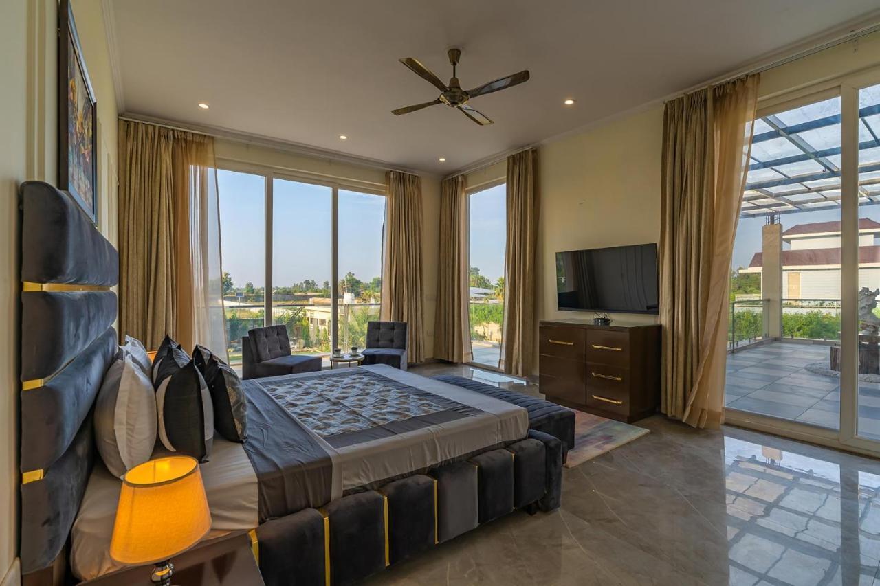 Stayvista At Blanc Belle With Outdoor Pool Sohna Luaran gambar