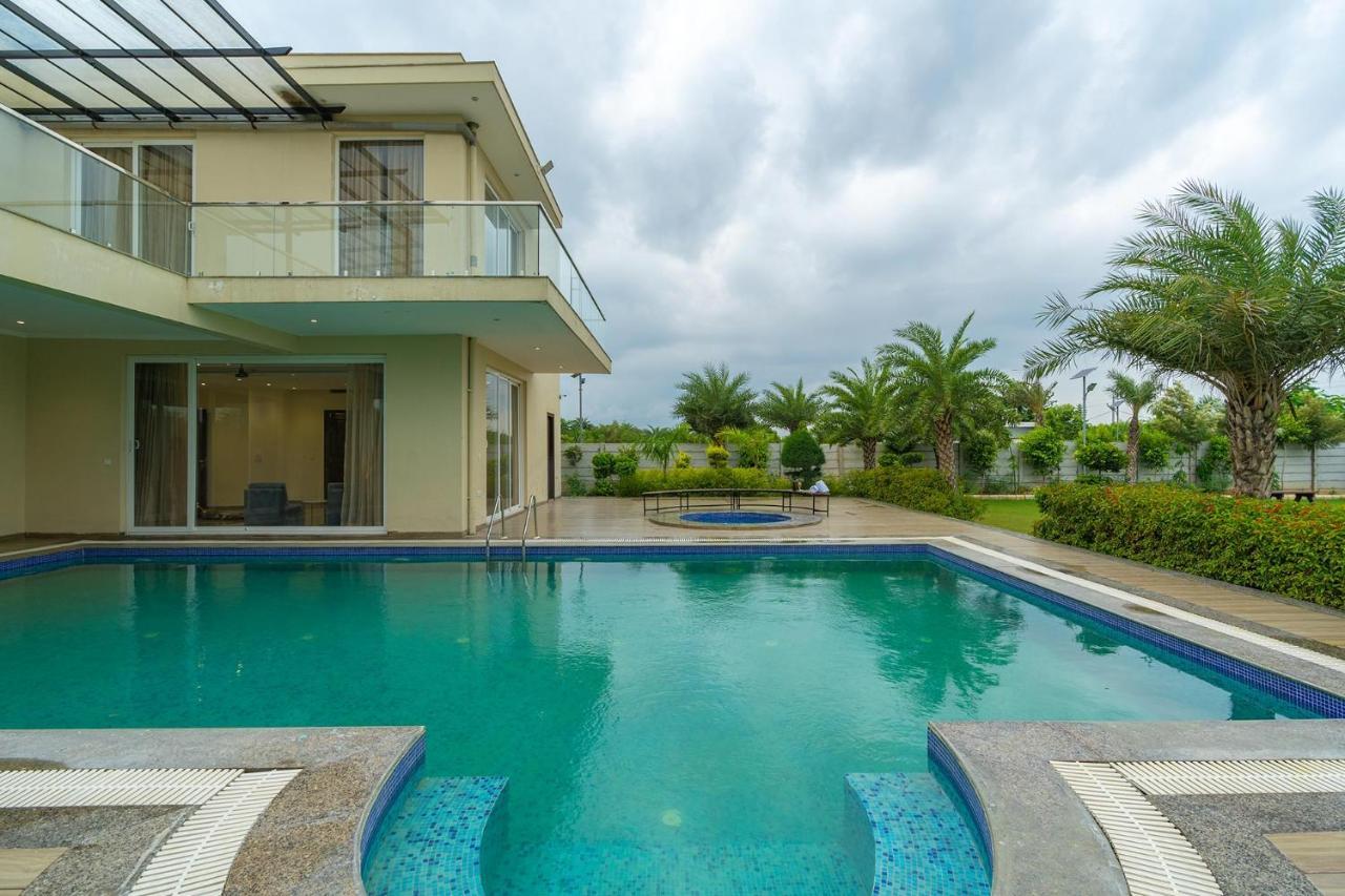 Stayvista At Blanc Belle With Outdoor Pool Sohna Luaran gambar